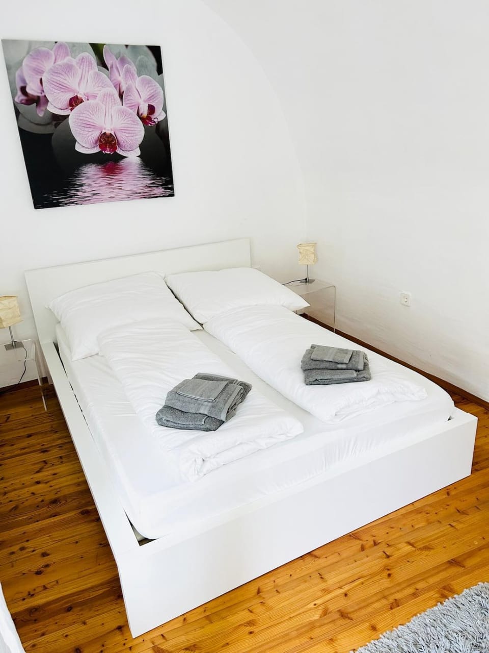 Bed, Bedroom, towels