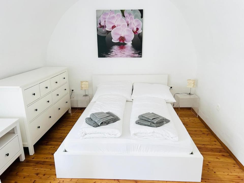 Bed, Bedroom, towels
