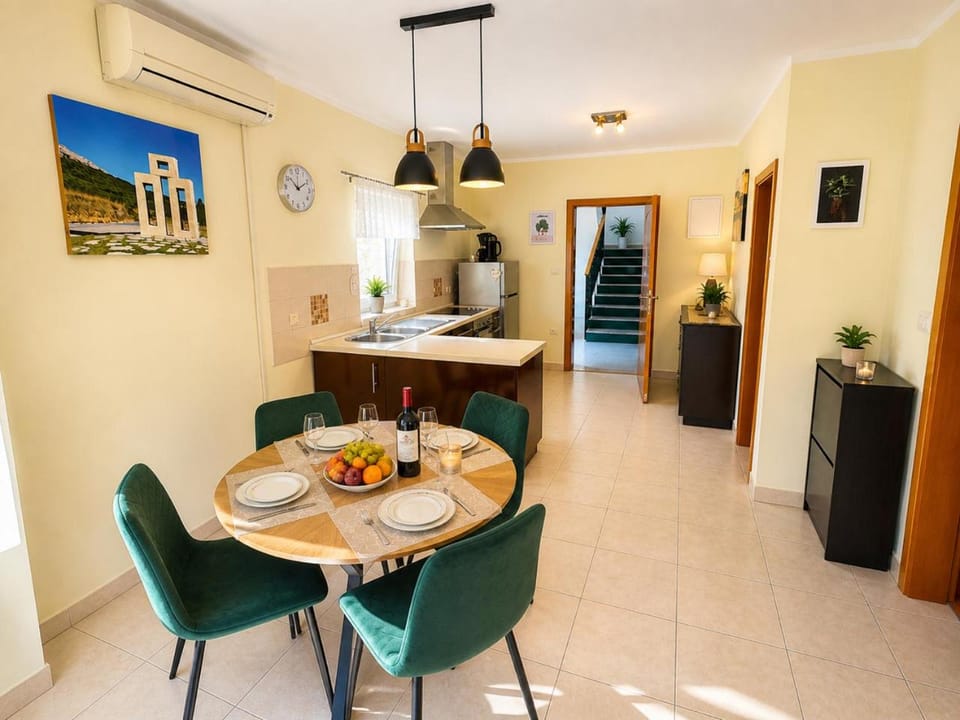 Coffee/tea facilities, Food and drinks, Seating area, Dining area, kitchen, air conditioner