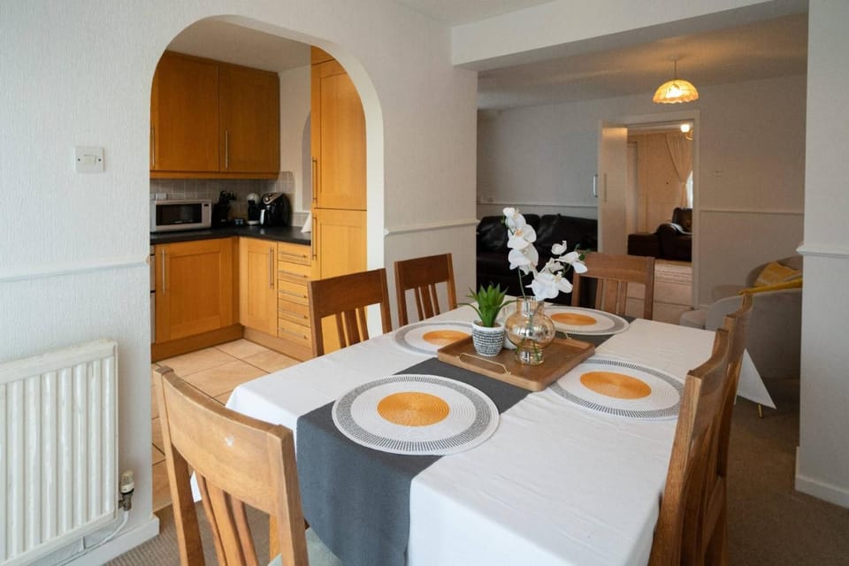 Dining area, kitchen