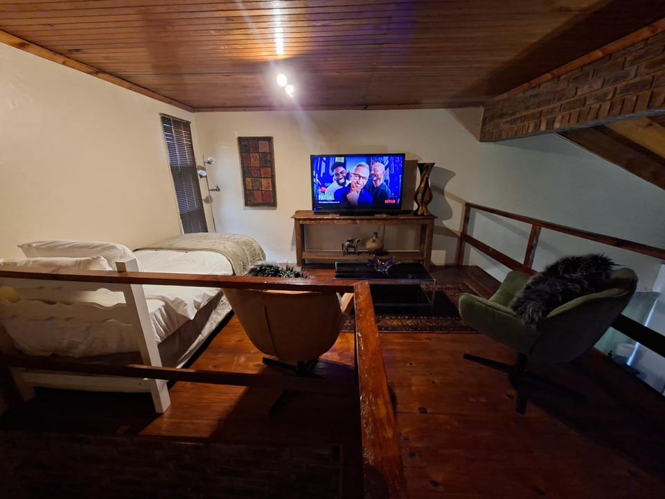 Bed, TV and multimedia, Seating area, Bedroom