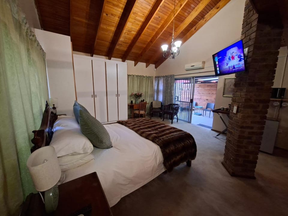 Bed, TV and multimedia, View (from property/room), Bedroom