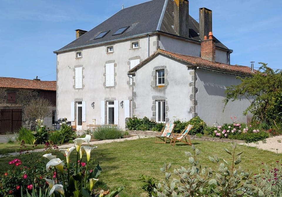 Property building, Day, Garden, Garden view, Landmark view