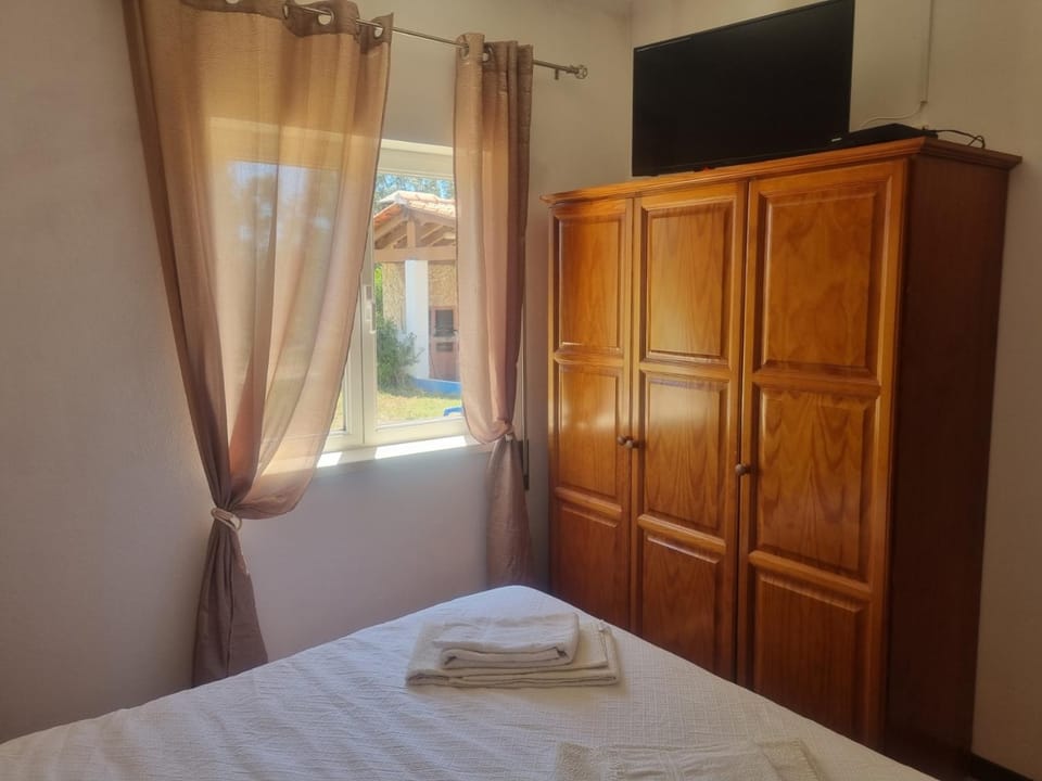 Bed, TV and multimedia, Photo of the whole room, Bedroom, towels, wardrobe