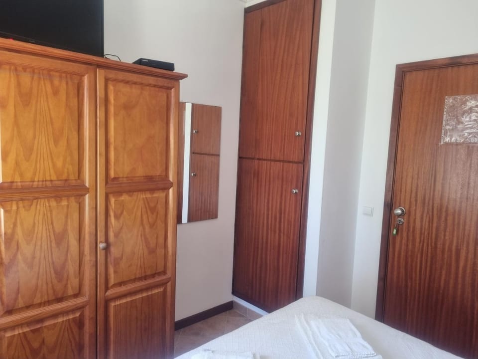 Bed, TV and multimedia, Photo of the whole room, Bedroom, towels, wardrobe