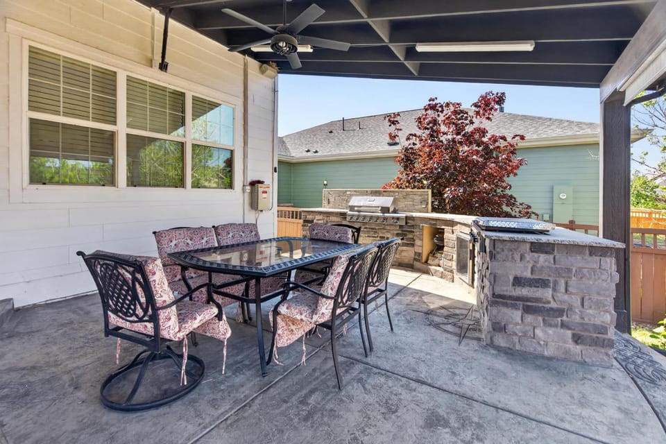 3BR Spacious Home with BBQ Patio Backyard Sleeps 6 House in Commerce City
