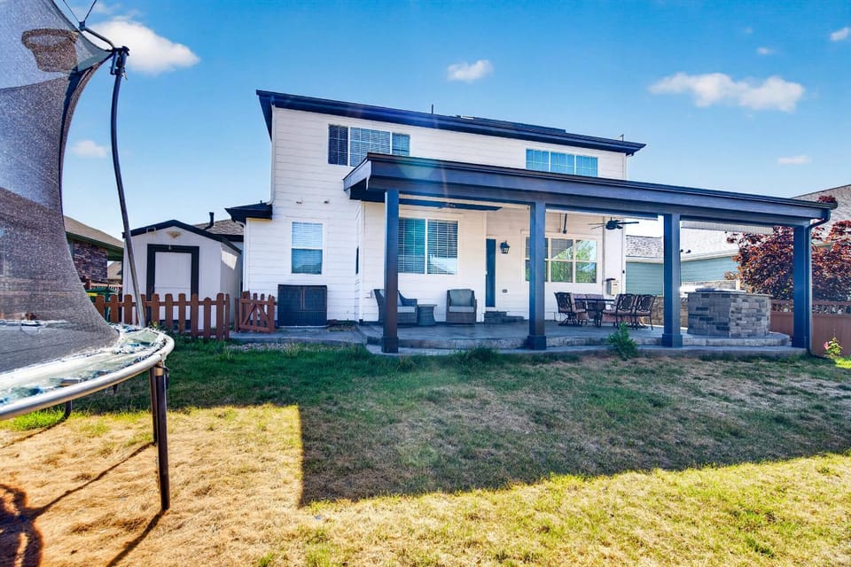 3BR Spacious Home with BBQ Patio Backyard Sleeps 6 House in Commerce City
