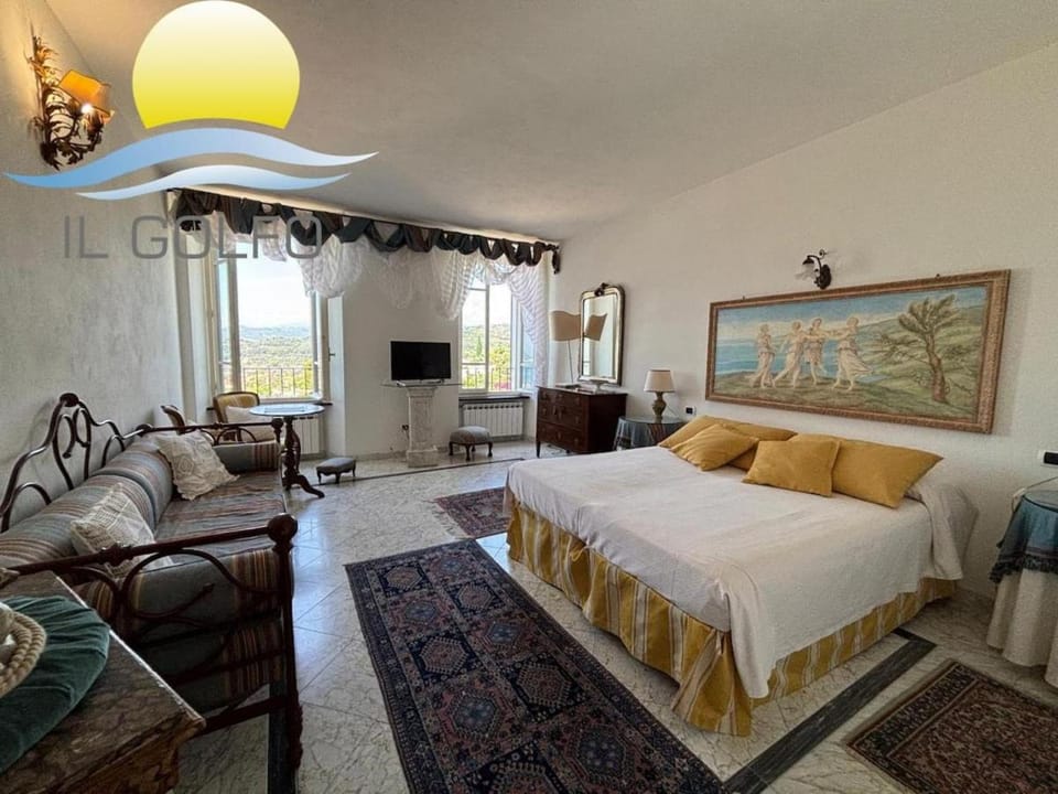 Bed, TV and multimedia, Evening entertainment, Bedroom