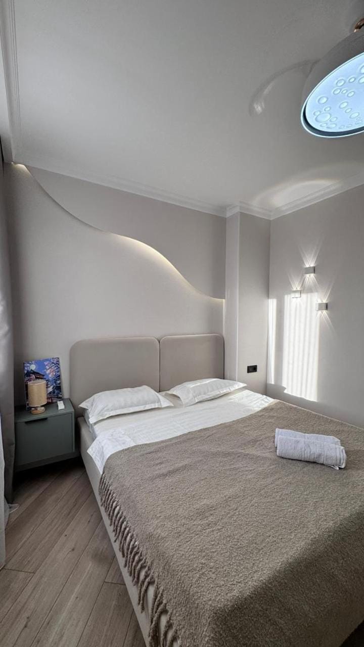 Bed, towels