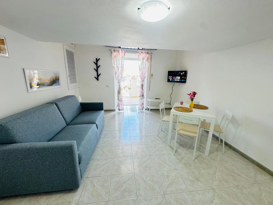 Bed, TV and multimedia, Living room