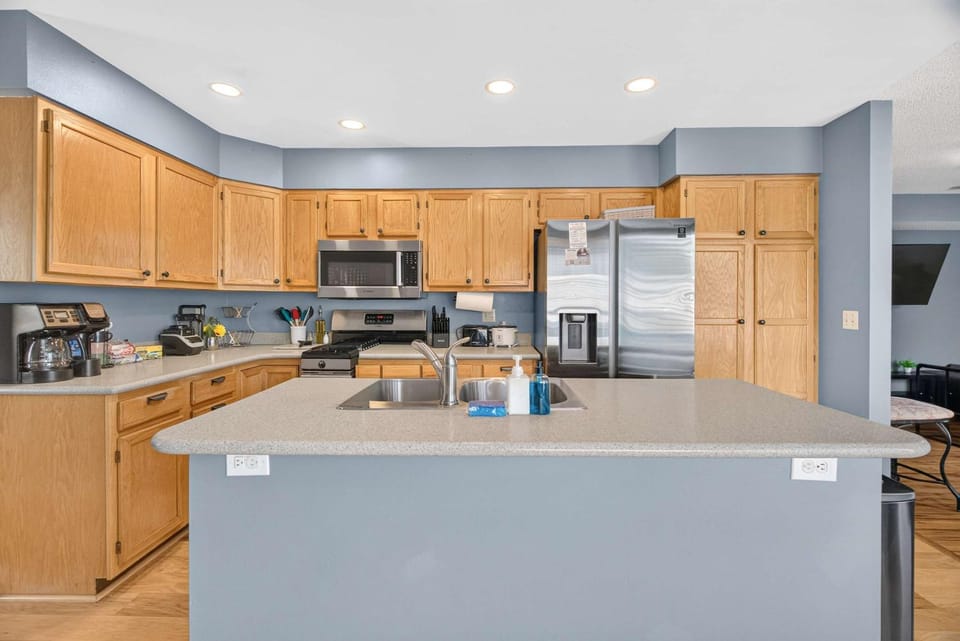Relaxing 6BR Home with Game Room Patio Sleeps 14 House in Fort Carson