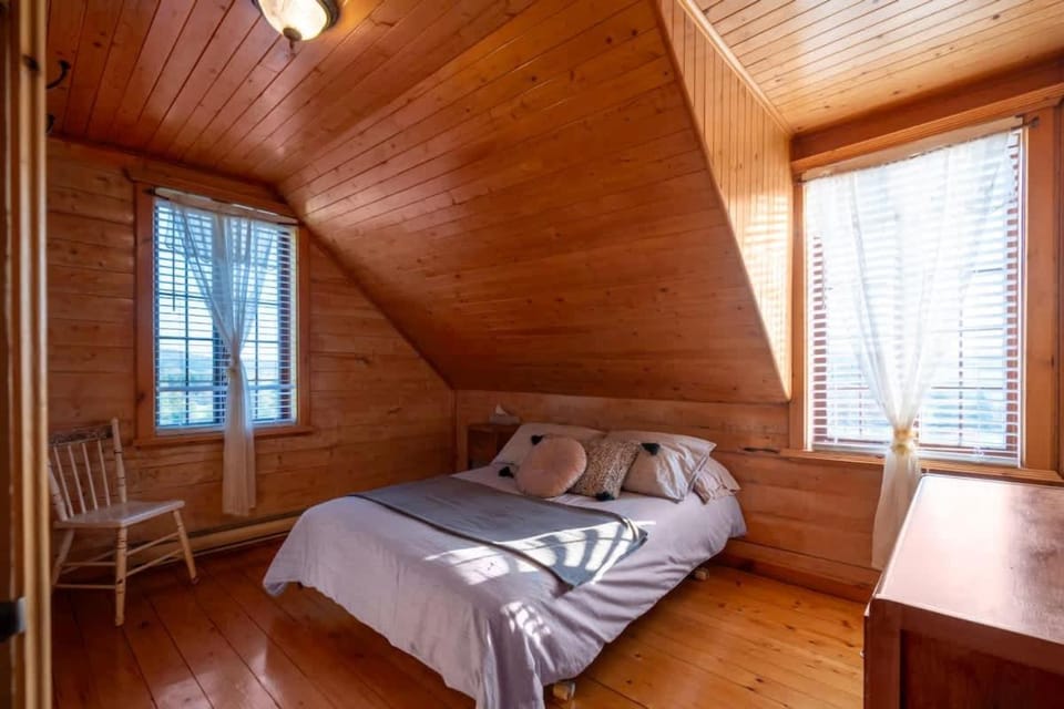 Rustic Chalet Hideaway - Hot Tub & Trail Access Chalet in Quebec