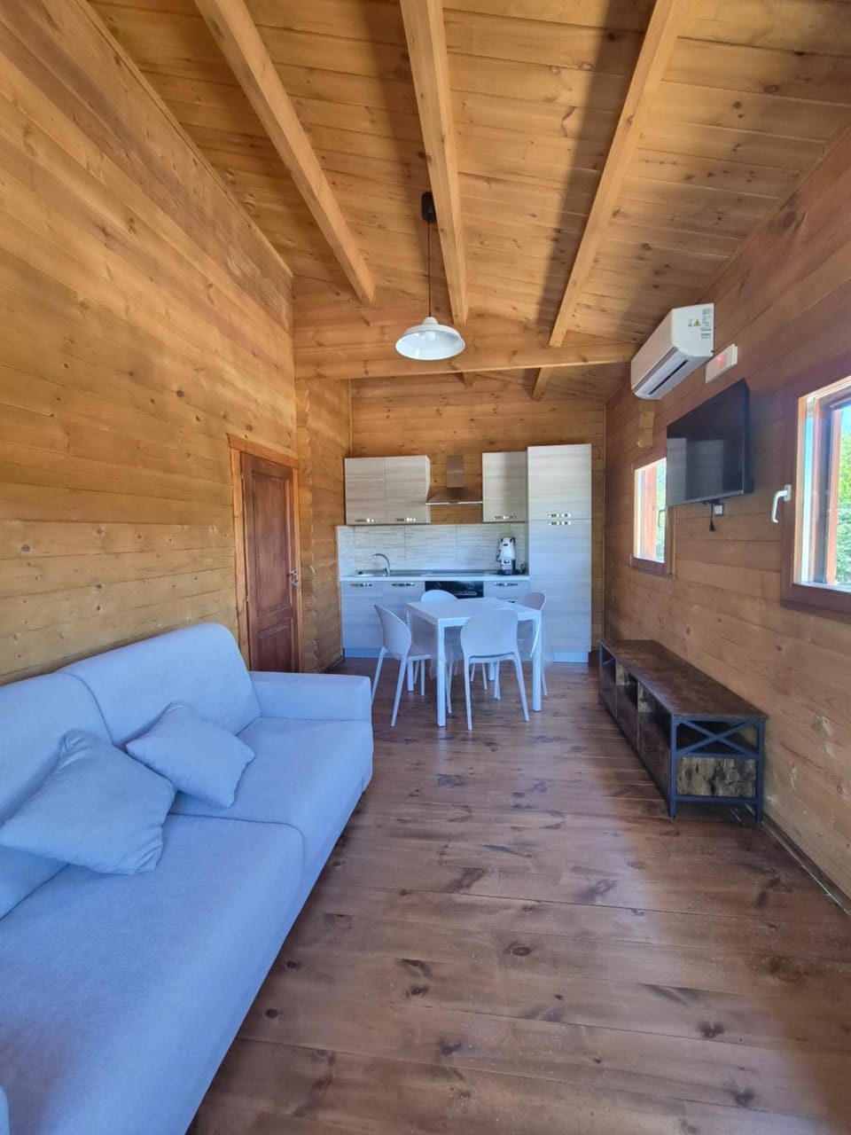 Kitchen or kitchenette, Living room, Seating area, Dining area, air conditioner