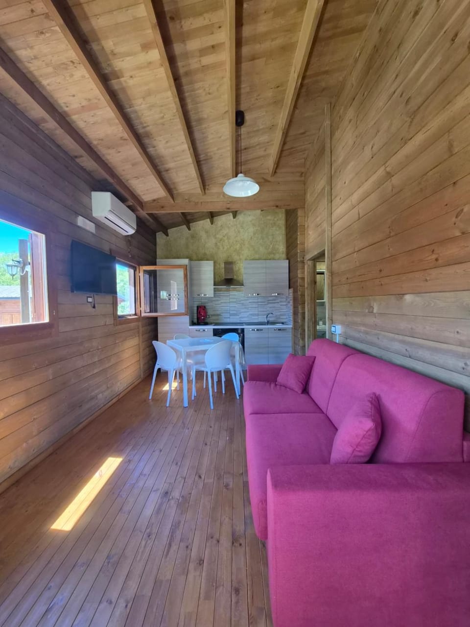 Kitchen or kitchenette, Living room, Seating area, Dining area