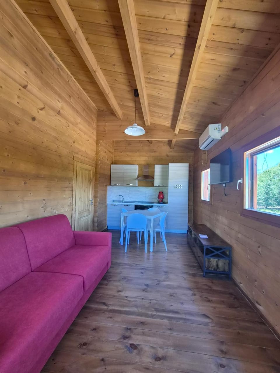 Kitchen or kitchenette, Living room, Seating area, kitchen