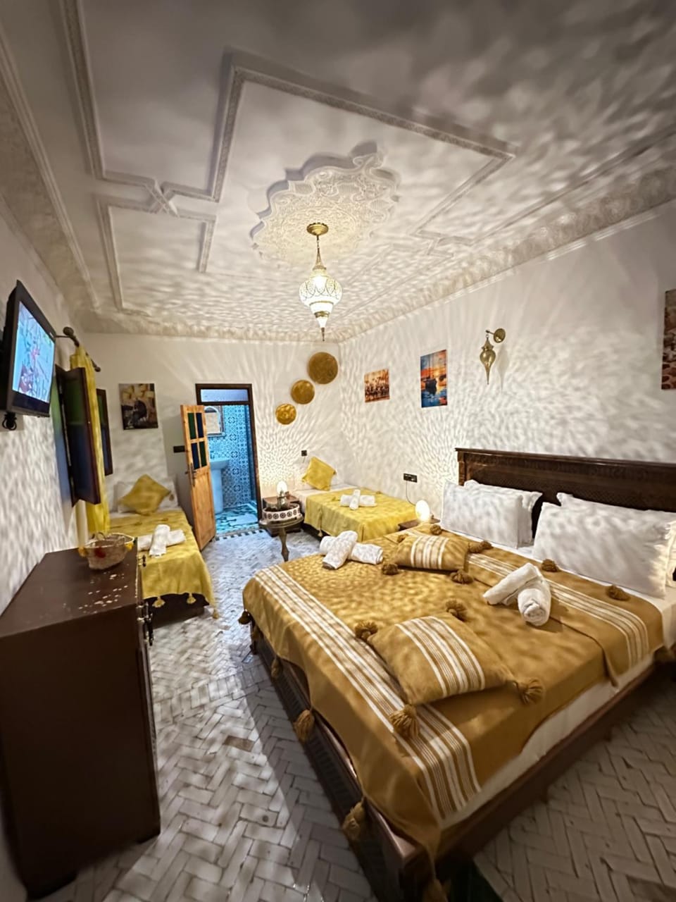 Bed, TV and multimedia, Living room, Photo of the whole room, Seating area, Bedroom, towels