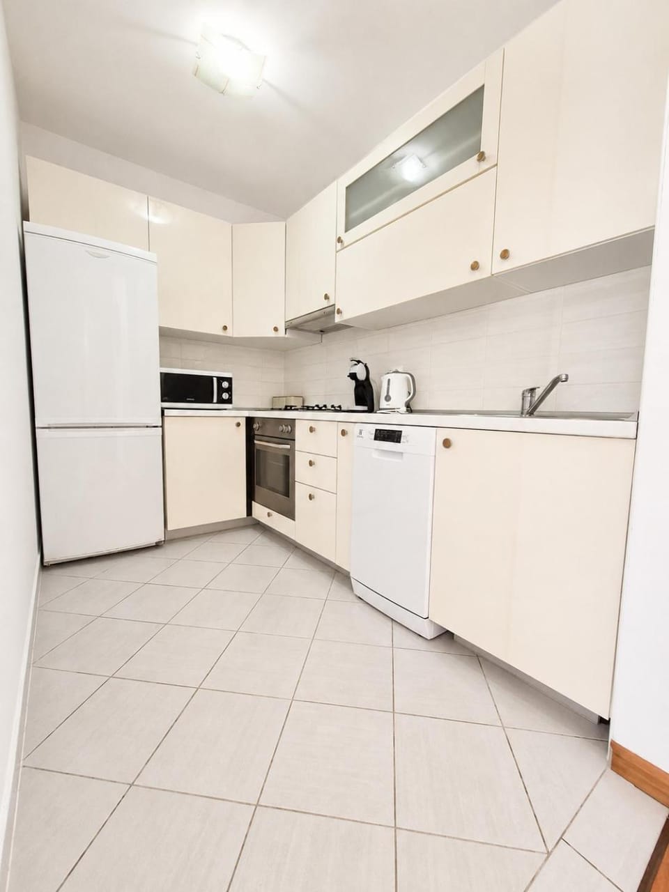 Coffee/tea facilities, dishwasher, microwave, kitchen