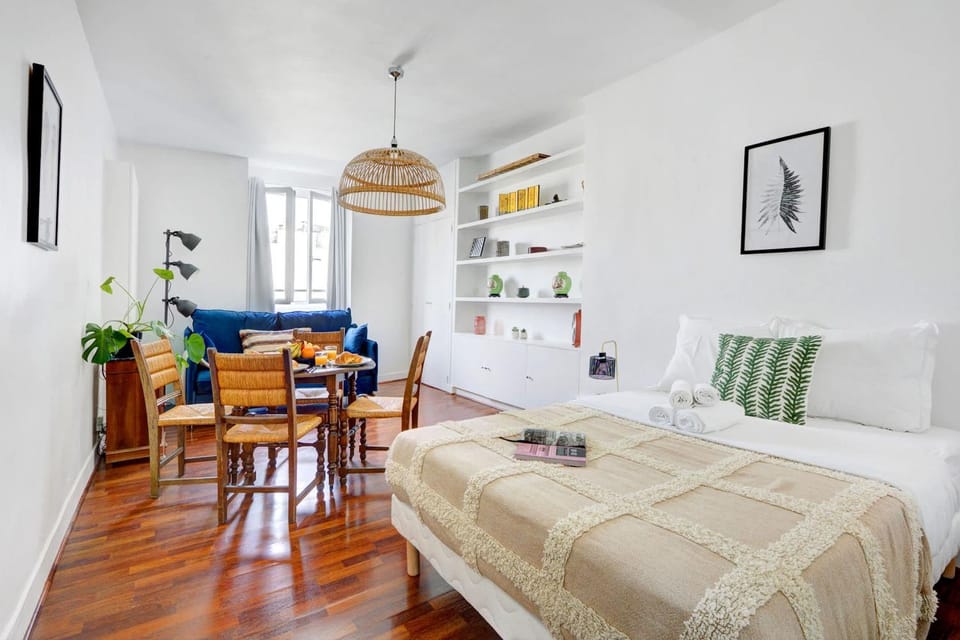 Bed, Living room, Photo of the whole room, Seating area, Dining area