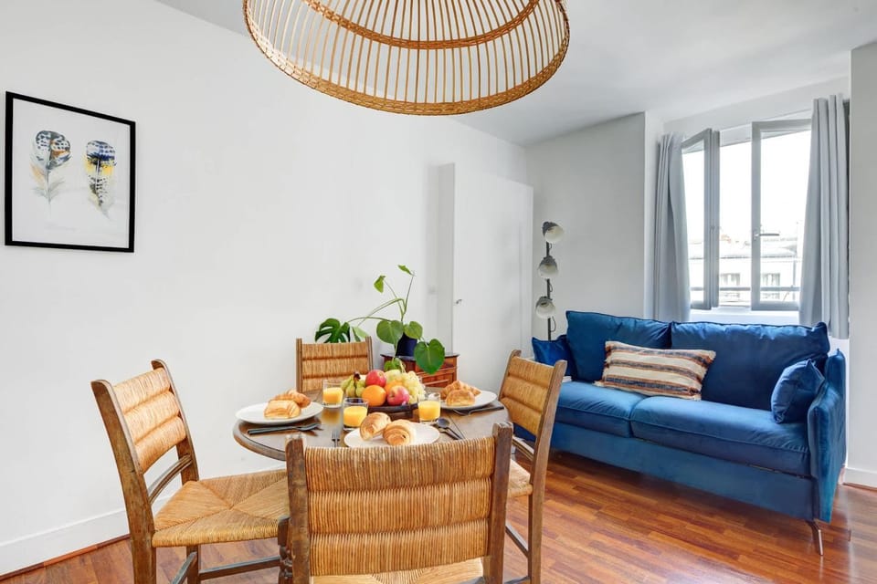 Property building, Living room, Food and drinks, Seating area, Dining area, Food