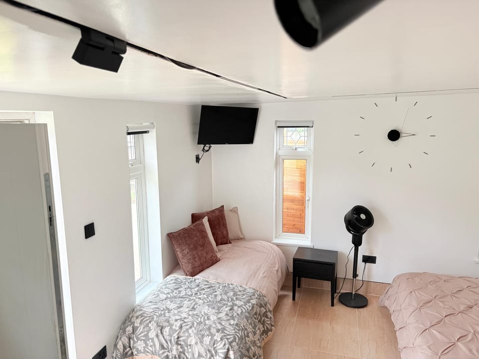 Garden Nest, Free Parking , Private Access , WiFi , 5 mints Drive to Luton airport , Train station, Town centre , M1 Apartment in Luton