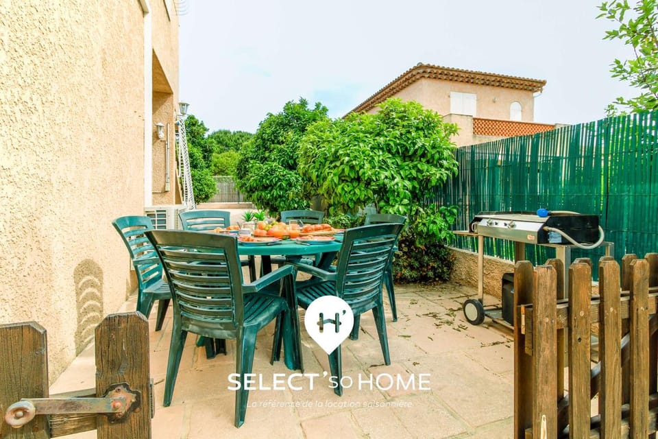 Patio, Day, Dining area