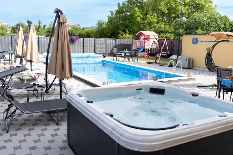 Hot Tub, Pool view, Swimming pool, sunbed