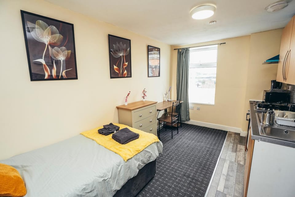 Bed, Kitchen or kitchenette, Living room, Photo of the whole room, Seating area