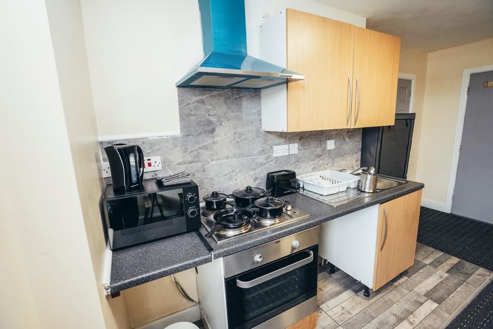 Coffee/tea facilities, Kitchen or kitchenette, oven, stove, toaster