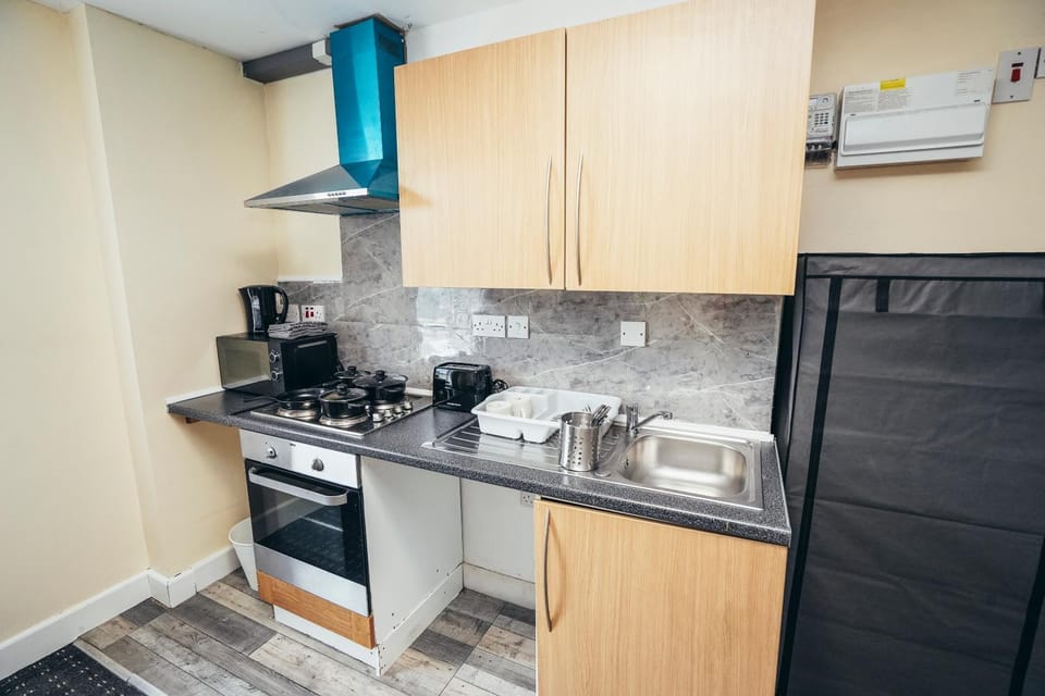 Coffee/tea facilities, oven, stove