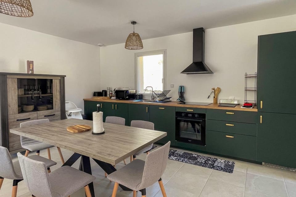 Kitchen or kitchenette, Dining area, stove
