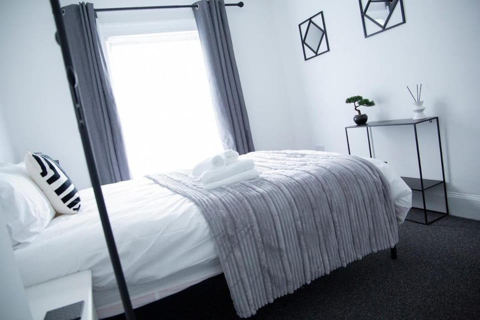 Monochrome Maison - 4-Bedroom Maidstone Town Centre Home - Sleeps 8 - Garden & Parking - Ideal for Families & Contractors House in Maidstone