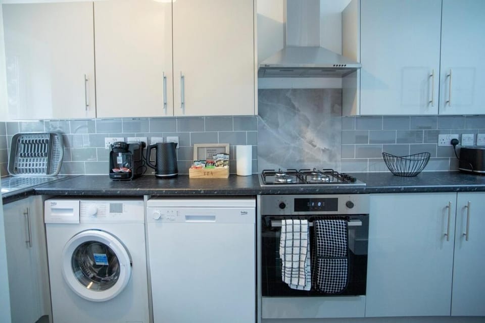 Monochrome Maison - 4-Bedroom Maidstone Town Centre Home - Sleeps 8 - Garden & Parking - Ideal for Families & Contractors House in Maidstone