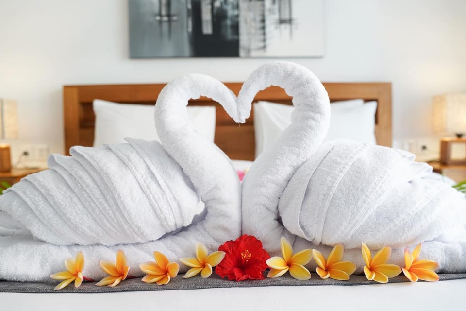 Bed, Photo of the whole room, Bedroom, towels