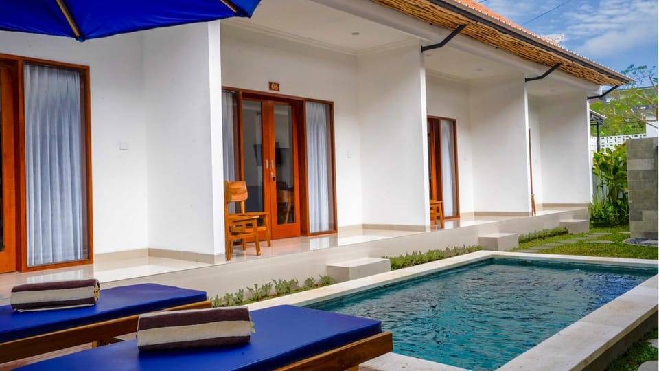 Property building, Patio, Day, Garden, Garden view, Pool view, Swimming pool, Swimming pool, sunbed