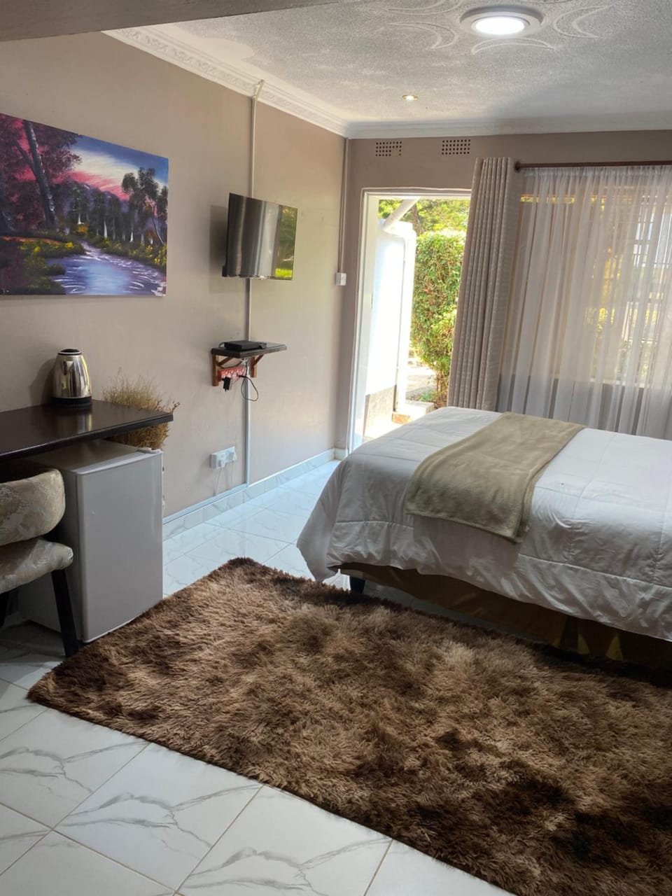 Bed, TV and multimedia, Bedroom