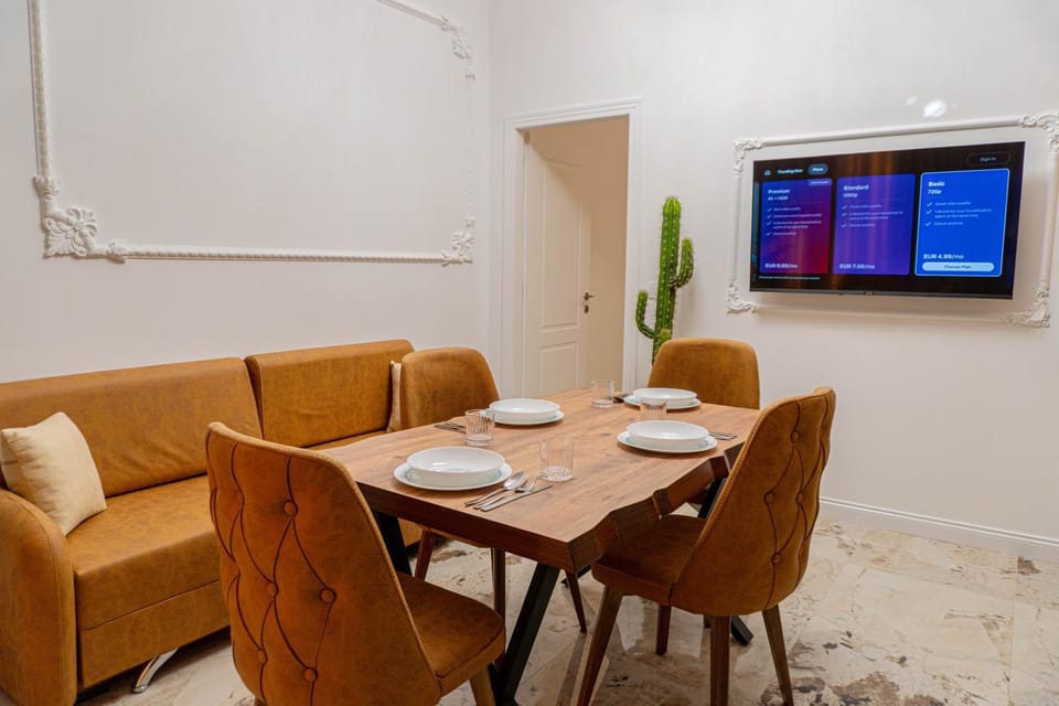 TV and multimedia, Living room, Seating area, Dining area