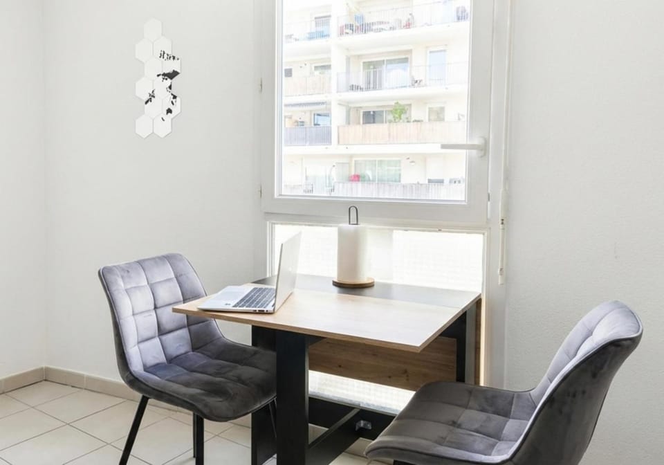 Seating area, Dining area