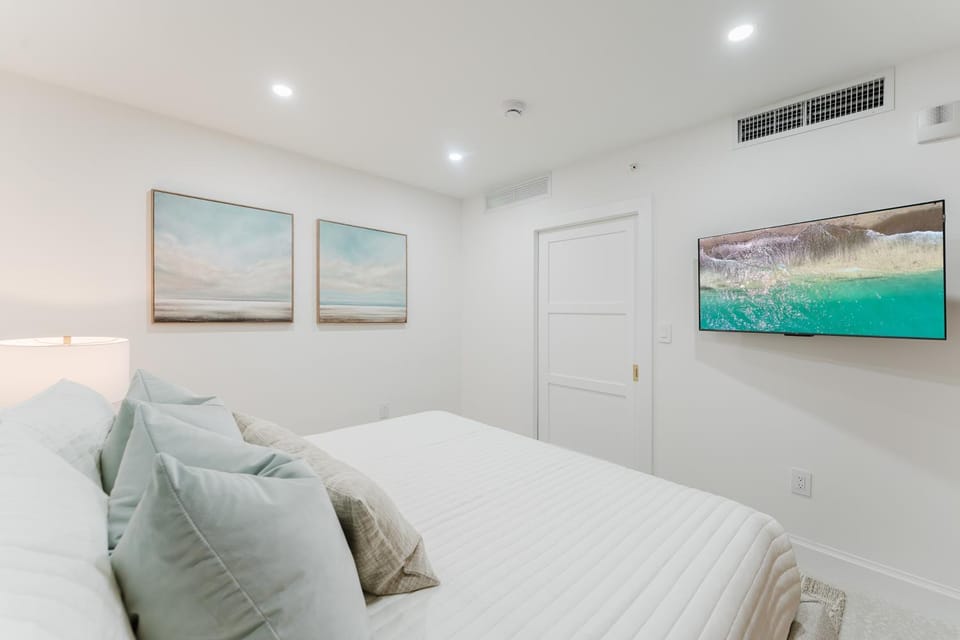 Bed, TV and multimedia, air conditioner