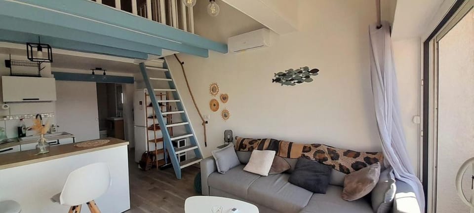 Kitchen or kitchenette, Seating area
