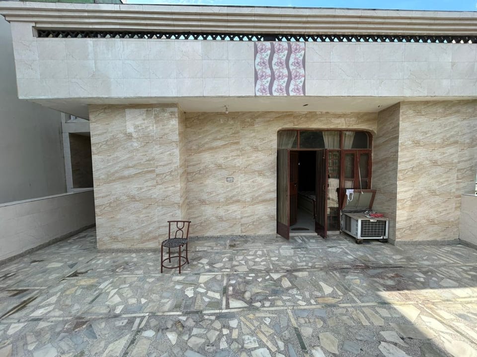 J1015 Palam Vihar Gurgaon Apartment in Gurugram
