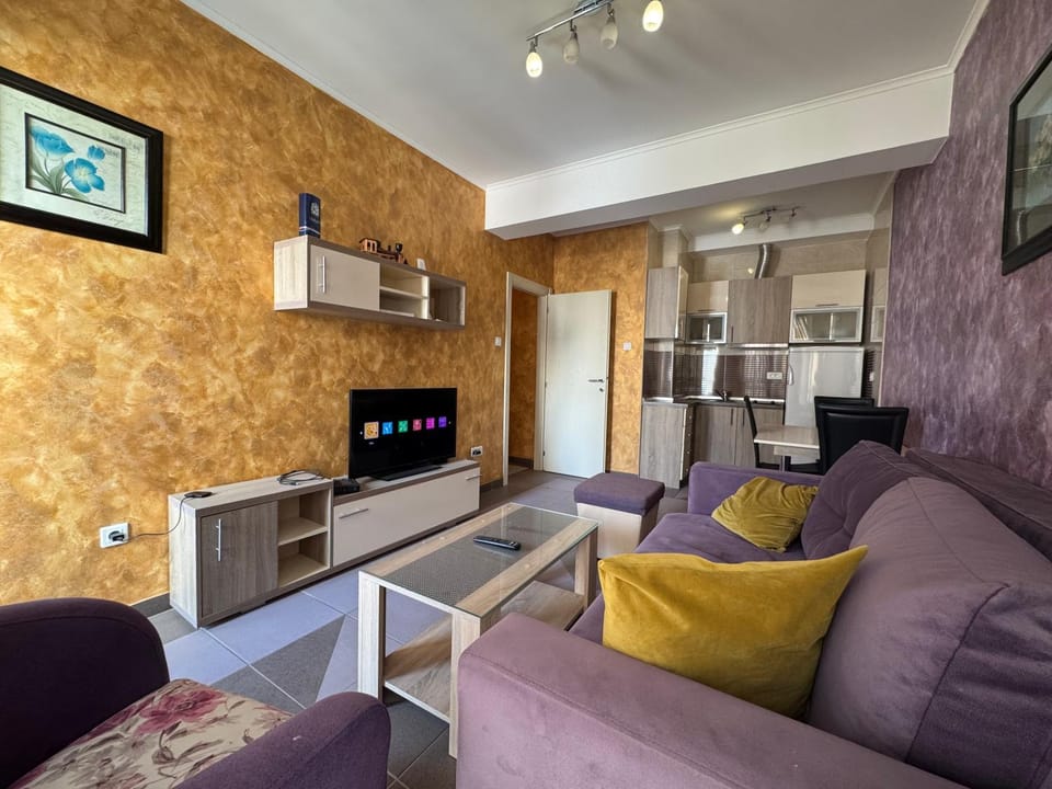 Communal lounge/ TV room, TV and multimedia, Kitchen or kitchenette, Living room, Seating area, Dining area