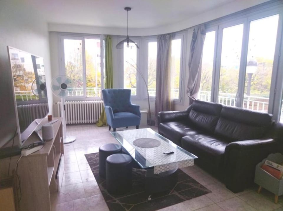 Suite familiale face au square arboré Apartment in Île-de-France