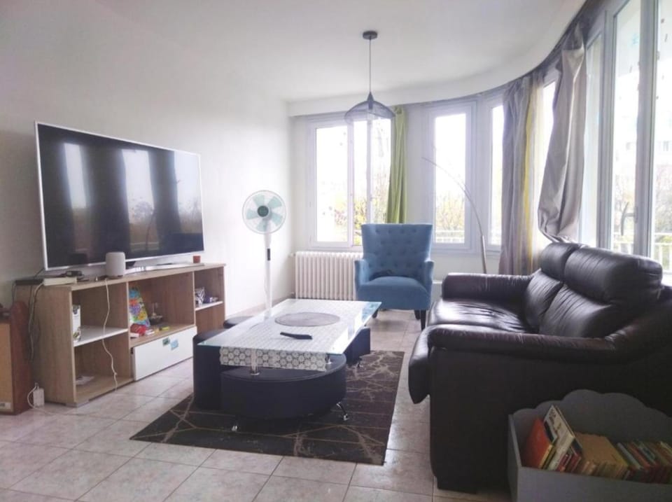 Suite familiale face au square arboré Apartment in Île-de-France