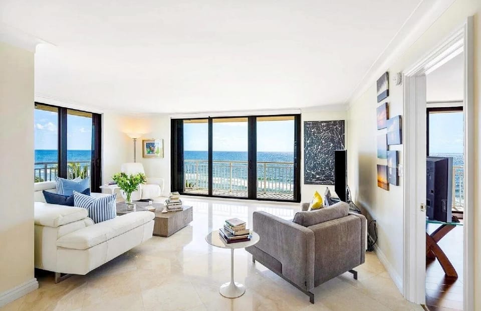Communal lounge/ TV room, TV and multimedia, Living room, Seating area, Evening entertainment, Sea view