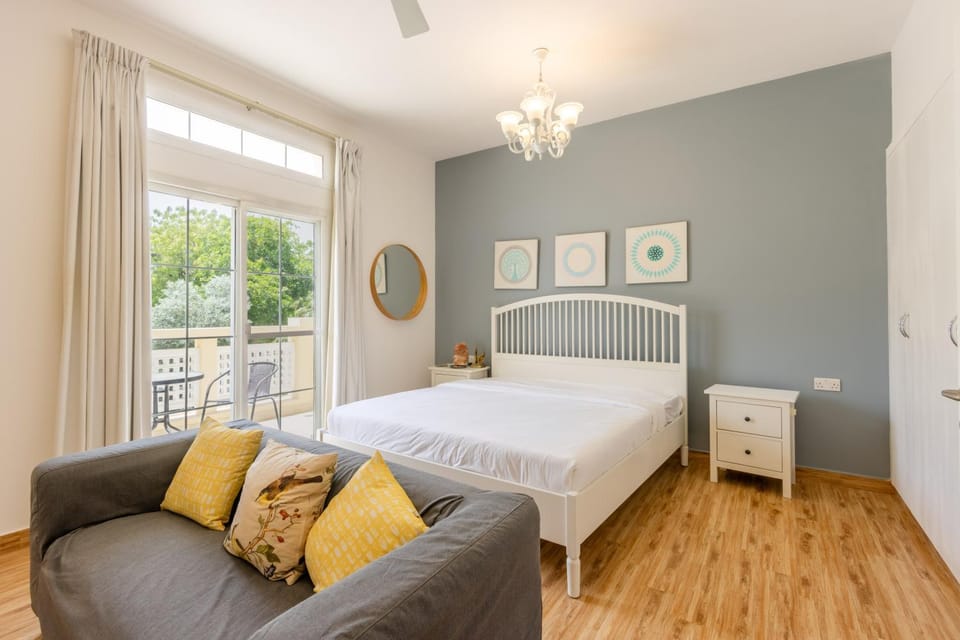 Bed, Photo of the whole room, Seating area, Bedroom