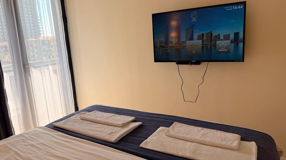 Bed, TV and multimedia, Bedroom, towels