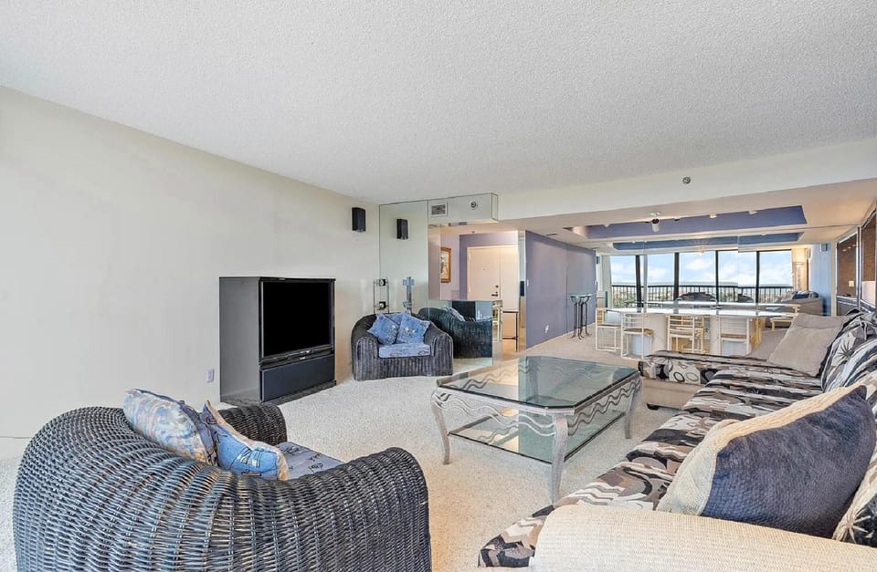 Communal lounge/ TV room, TV and multimedia, Living room, Seating area, Evening entertainment