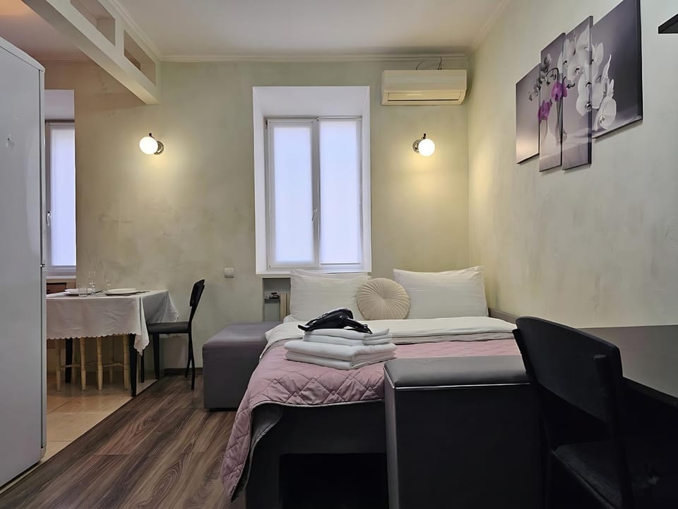 Bed, Living room, Photo of the whole room, Seating area, Dining area, Bedroom, hair dryier, towels, air conditioner