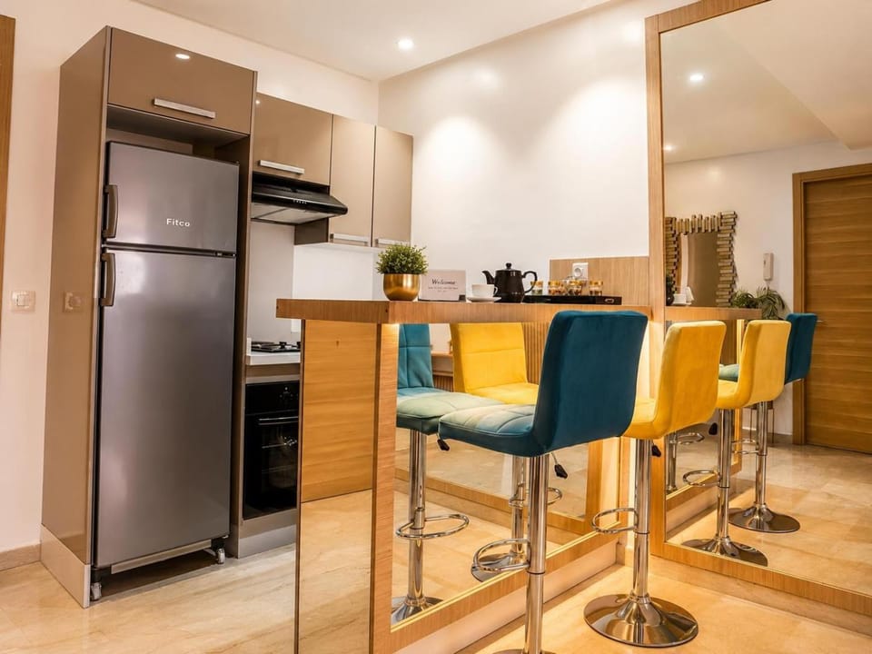 Kitchen or kitchenette, Living room, Seating area, Dining area, minibar, oven, pet friendly, stove