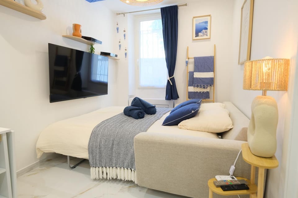 TV and multimedia, Photo of the whole room, Bedroom